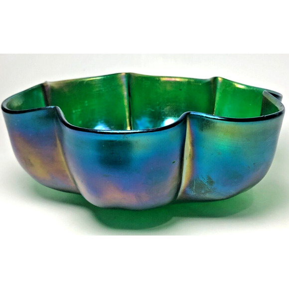 Finely Made Handblown Green Iridescent Studio Art Glass Bowl Unsigned Scalloped - Picture 1 of 7